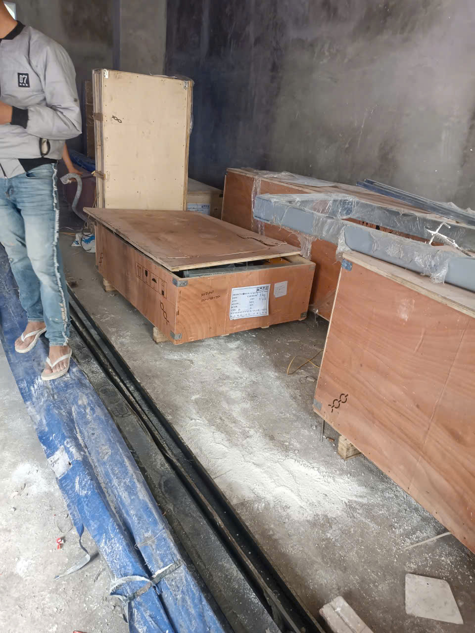Thùng gỗ đóng kiện thiết bị xây dựng đặt trong kho đang thi công